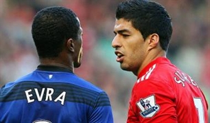 Tình huống Suarez buông lời xúc phạm đối với Evra được camera ghi lại